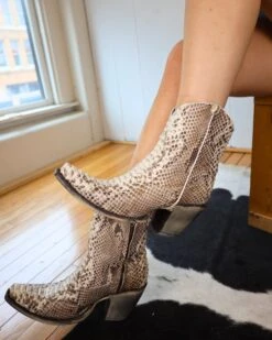 Corral Boots CORRAL WOMEN'S CORA BOOTIE -Steelers Style 158 0fd03986 a9f1 440a bb14 585e16134c1a