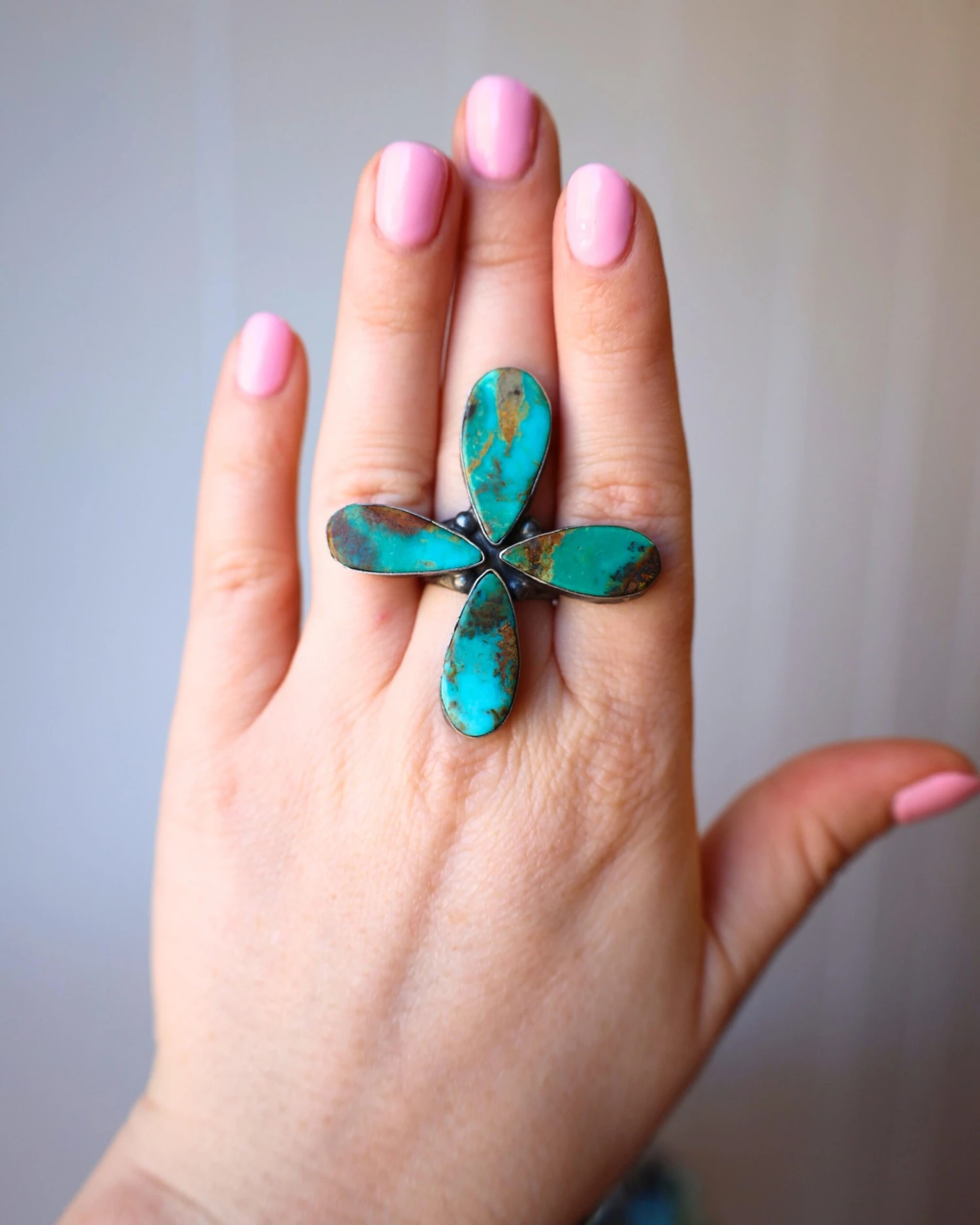 4 TURQUOISE TEARDROPS RING- SIZE 6 1 4 TURQUOISE TEARDROPS RING- SIZE 6